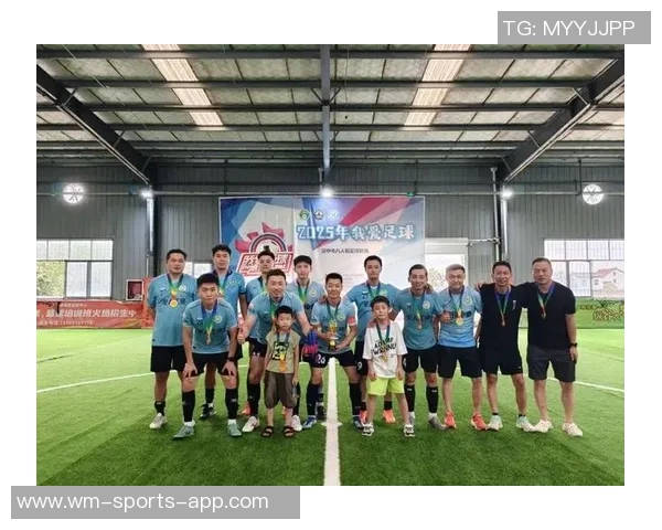 老牌足球星温情重聚携手合影展现绿茵岁月兄弟情谊